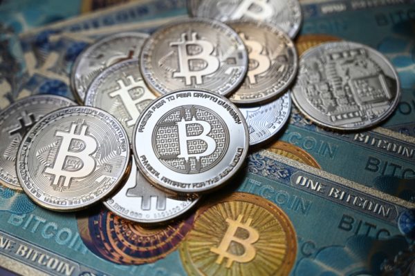 Sigue en ascenso: Bitcoin alcanza un nuevo récord y supera los 71.000 dólares