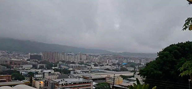 Quinta onda tropical en Venezuela: fuertes lluvias y árboles caídos en la Gran Caracas