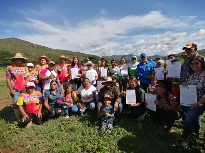 Entregan insumos agrícolas y títulos de tierra a agricultores de Aragua