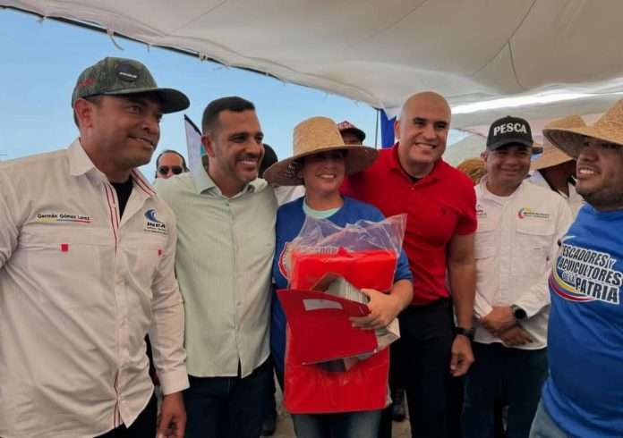 Pescadores de La Guaira y Miranda recibieron financiamientos en equipos