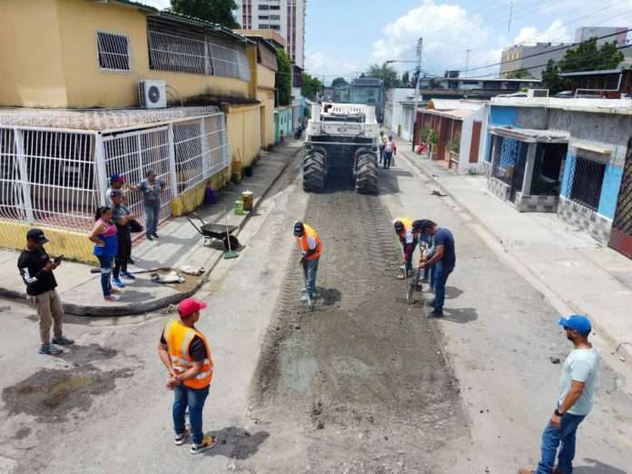 Con máquina recicladora de asfalto mejoran vialidad en Maracay