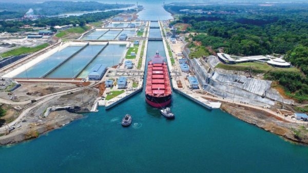 Buque con más de 17.000 contenedores batió récord al cruzar el canal de Panamá