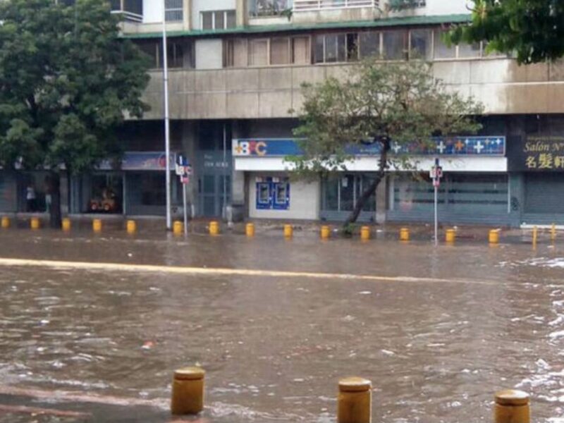 Usuarios reportaron calles anegadas tras fuertes lluvias este lunes en Caracas