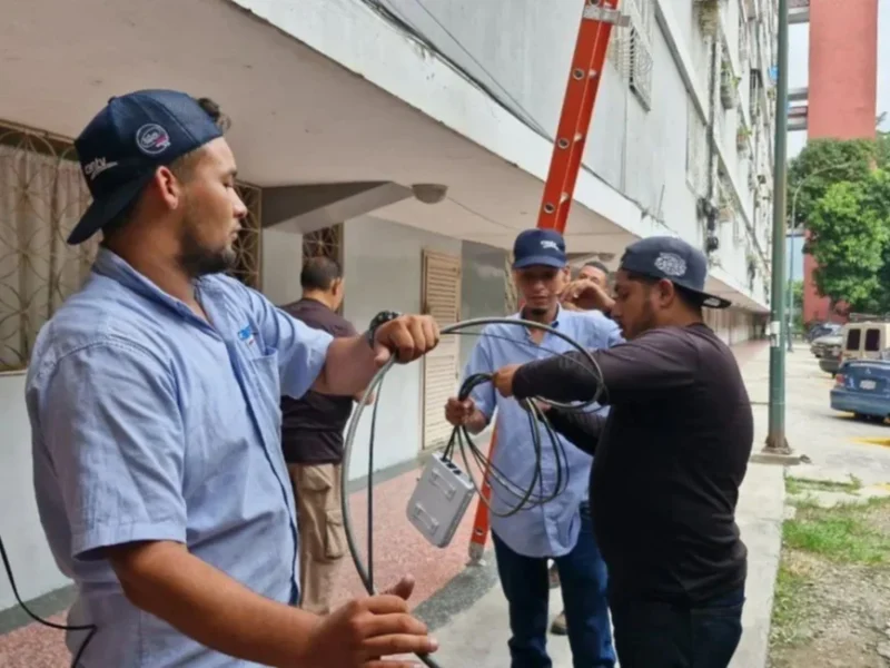 Anuncios  Anuncios Conexión Cantv realiza labores para ofrecer internet con fibra óptica en Caracas