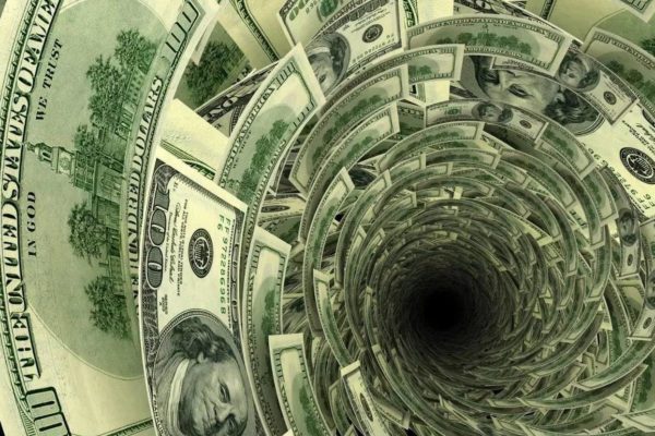 Precios petroleros caen a niveles no vistos desde la pandemia en "lunes negro" de mercados bursátiles