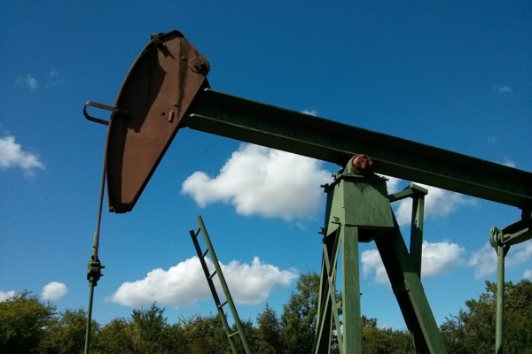 El precio del petróleo baja, afectado por turbulencias geopolíticas
