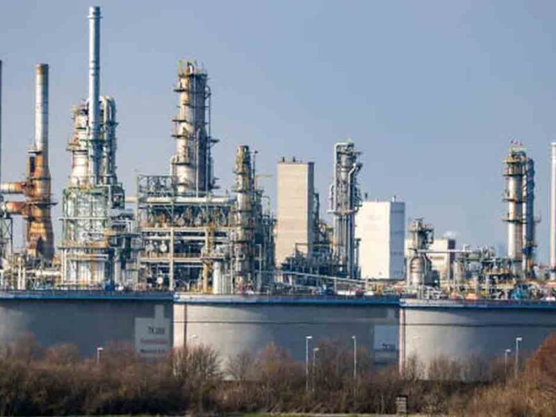 Precio del petróleo podría alcanzar los 300 dólares por barril, vaticina Irak