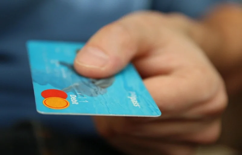 Economista propone créditos multimoneda y revisión del encaje legal