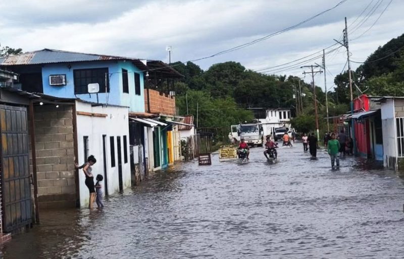 Atienden a familias de tres municipios de Amazonas tras crecida del Río Orinoco