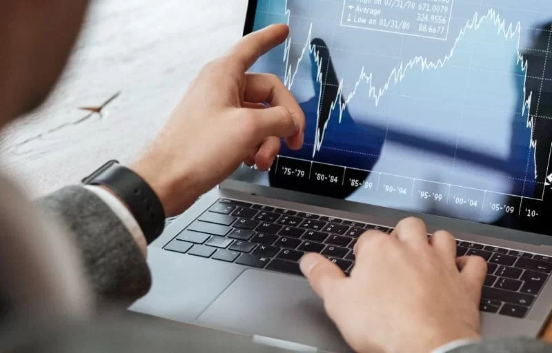 Bolsas al alza y monedas estables ante posible recorte de tasas de la Fed