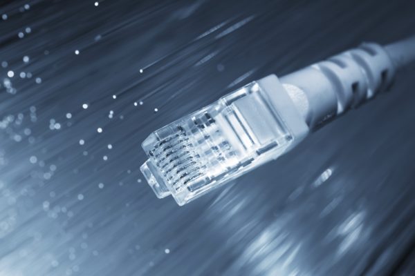 Venezuela e Irán firmaron acuerdo oficial para producir fibra óptica: Generará 150 empleos directos
