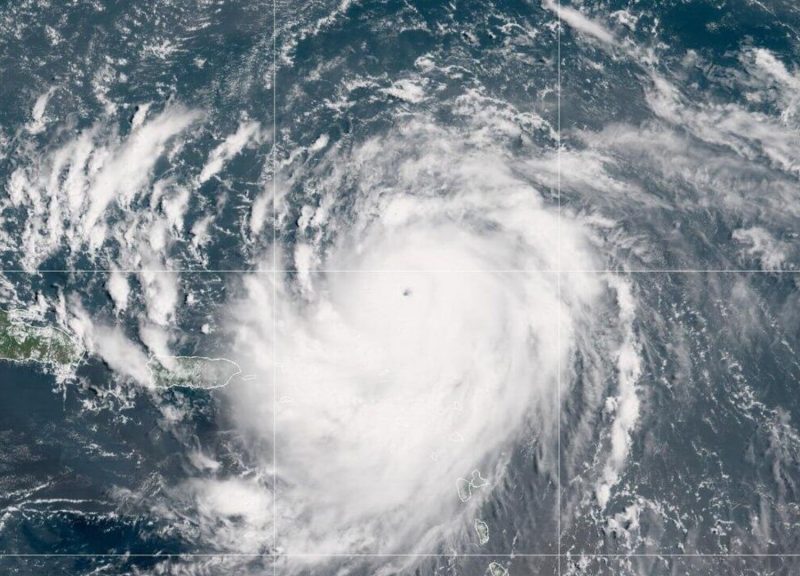 Huracán Erin se fortalece y amenaza las costas del Atlántico con marejadas y fuertes lluvias