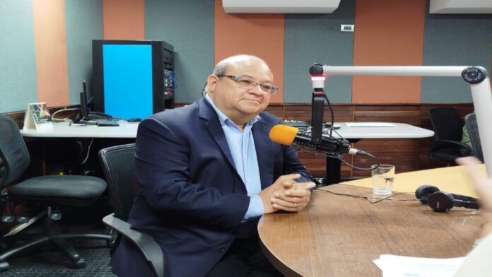 Plantean venta de petróleo a futuro en yuanes para enfrentar la devaluación