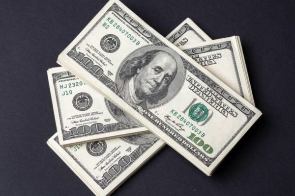 El dólar débil y el desempleo en EEUU golpean a los receptores de remesas en Latinoamérica