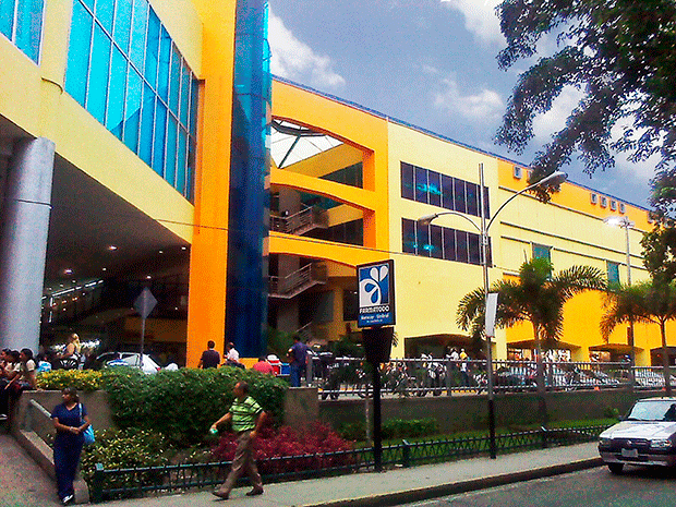 Centros comerciales extienden sus horarios durante la temporada decembrina