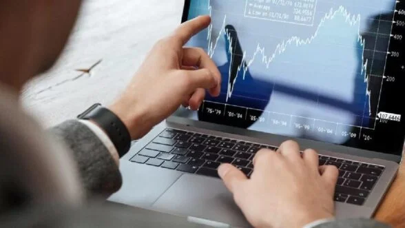 Respiro en los mercados: acciones al alza y Bitcoin estable