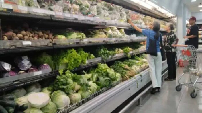 ¿Por qué la caída del dólar no se traduce aún en precios más bajos?