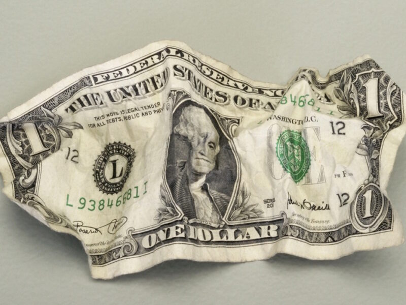 El dólar sufre su peor caída en las reservas globales en 20 años