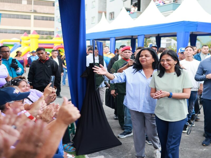 "Tenemos que romper con el modelo de la economía rentista": Comentó Presidenta encargada