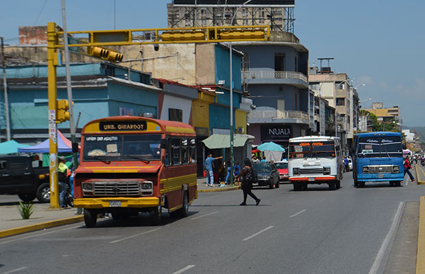 Transportistas de Aragua insisten en cobrar pasaje en Bs. 130