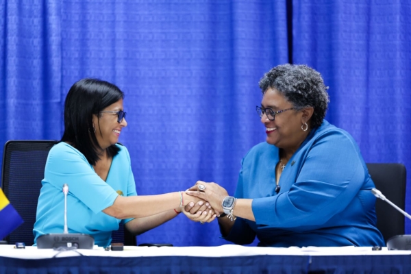 Delcy invita a Barbados a invertir en hidrocarburos para fortalecer la seguridad energética regional
