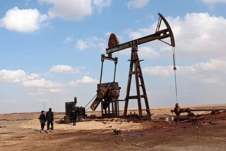 Retiro de Emiratos Árabes de OPEP+ afecta precios mundiales de petróleo