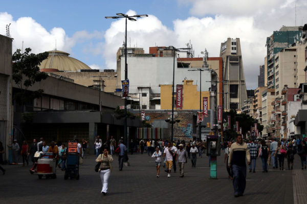Datanálisis: El 55% de los venezolanos identifica la inflación y los bajos salarios como su principal problema