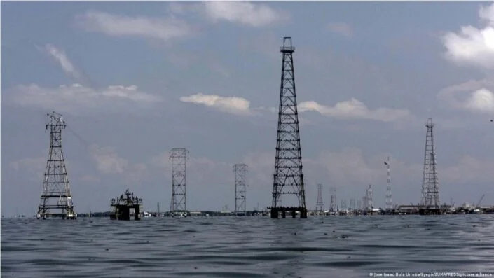 El Brent cede terreno y el WTI toma ventaja