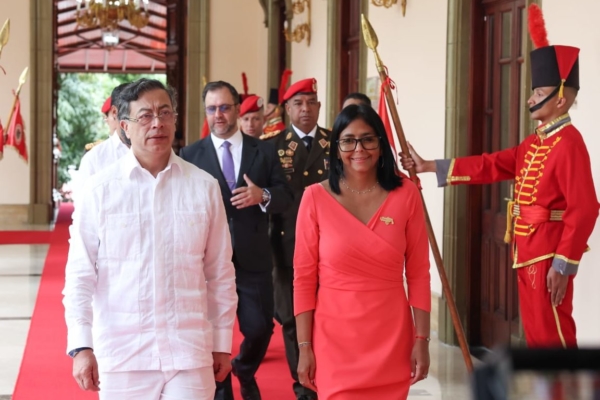 Interconexión eléctrica y gasífera entre Colombia y Venezuela está "a un paso", afirman Petro y Rodríguez