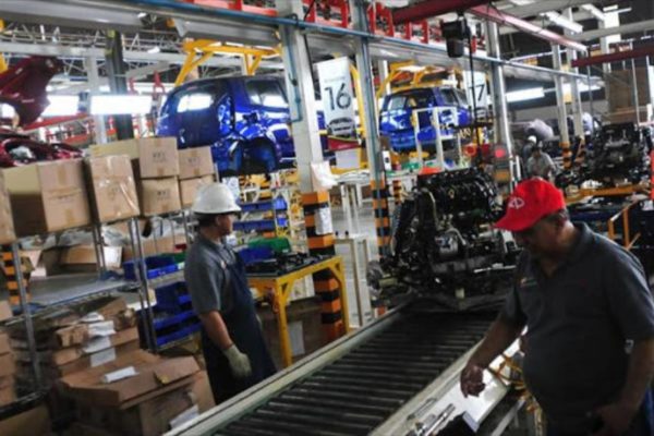La Superintendencia de la Actividad Aseguradora (Sudeaseg) publicó el Boletín Estadístico Nro. 54, correspondiente al cierre de abril de 2026. Los datos consolidados muestran un mercado que mantiene un ritmo de actividad estable y que logró superar la barrera de los 400 millones de dólares acumulados en primas netas cobradas en los primeros cuatro meses del año.  Esta información aparece en el Boletín Estadístico Nro. 54 de la Superintendencia de la Actividad Aseguradora (Sudeaseg), actualizado al 11 de mayo de 2026. los cálculos y conversiones procesados con base en las matrices analíticas de primas, ramos y eficiencia sectorial.  Análisis de crecimiento: estabilización sobre los US$100 millones mensuales Al cierre de abril de 2026, las Primas Netas Cobradas (PNC) de la industria aseguradora alcanzaron los Bs. 48,8 mil millones. Aunque la cifra en moneda nacional representa una lógica disminución nominal frente al pico transaccional de marzo (Bs. 55,5  mil millones), la medición en divisas confirma la solidez del mercado al registrar una facturación mensual de US$101,58 millones.  Con este desempeño, el acumulado del primer cuatrimestre del año se eleva a USD 418,84 millones en PNC, distribuidos de la siguiente manera:  Enero: US$98,21 millones Febrero: US$94,73 millones Marzo: US$124,31 millones Abril: US$101,58 millones Este comportamiento dibuja una tendencia de estabilización en torno a una media de 104 millones de dólares mensuales, lo que dota al sector de la previsibilidad necesaria para su planificación técnica y patrimonial.  El Ranking de las 10 Empresas Líderes en abril La concentración del mercado se mantiene firme en la parte alta de la tabla. Las 10 primeras corporaciones captaron el 80,83% de la facturación total en PNC en abril.  No obstante, se registran movimientos estratégicos en las posiciones intermedias del Top 10, impulsados por la agresividad en la suscripción y la renovación de carteras corporativas.  Sector Asegurador supera US$410 millones acumulados en primas cobradas en el primer cuatrimestre de 2026  Mercantil  retiene la primera posición con el 30,55% de la cuota mensual, secundado por Caracas con el 18,18%.  El cambio más notable del periodo lo protagoniza La Internacional, que recupera con fuerza el tercer peldaño del ranking (US$7,14 millones), seguida de cerca por un repunte de Mapfre La Seguridad en la cuarta posición.  Asimismo, destaca que Venezuela ya sea la séptima del sistema y el ingreso de Estar al grupo del Top 10 al cierre de abril.  Distribución por ramos: hegemonía absoluta de la salud La estructura de la cartera nacional en abril de 2026 acentúa la tendencia histórica de la última década en Venezuela: la subordinación de la gran mayoría de los ramos frente a los costos de atención médica.  Las pólizas de Hospitalización, Cirugía y Maternidad (HCM) absorbieron el 68,21% de toda la torta transaccional del mes.  – HCM Individual: Volvió a ser el producto unitario más demandado, representando el 39,00% del mercado (Bs. 19,01 miles de millones).  – HCM Colectivo: Las pólizas corporativas y de grandes colectivos representaron el 29,21% del mercado (Bs. 14,24 miles de millones), manteniendo una alta incidencia en la renovación de contratos empresariales.  – Automóvil (Casco): El resguardo de vehículos se sitúa en el segundo puesto con una cuota de 7,53%, lo que equivale a unos US$7,65 millones facturados en el mes.  – Ramos Menores y Patrimoniales: El ramo de Responsabilidad Civil de Vehículos (RCV) aportó un 3,62%, seguido muy de cerca por los Seguros Combinados (3,61%) y el ramo de Diversos (2,89%). Los 22 ramos técnicos restantes acumularon de forma conjunta el 14,14%.  Sostenibilidad operativa y cumplimiento de ley El informe consolidado de eficiencia de la Sudeaseg demuestra que las corporaciones aseguradoras venezolanas han seguido un programa de mejoramiento en sus estructuras organizativas para absorber el impacto del deslizamiento cambiario sobre los costos prestacionales:  – Siniestralidad y Escala: Las empresas con mayor escala de primas siguen demostrando una mejor capacidad de pulverización de riesgos, apalancadas por una red de proveedores médicos y baremos unificados que amortiguan los costos de la siniestralidad incurrida.  – Control del Gasto de Administración: El indicador de gastos administrativos sobre primas cobradas revela que los líderes de la industria operan bajo esquemas de estricto control de costos generales, optimizando los canales de comercialización y los procesos de automatización digital de siniestros.  – Objeto Único: La industria reporta un cumplimiento óptimo de los parámetros del Objeto Único de la Actividad Aseguradora. La procedencia de los ingresos del sector se concentra mayoritariamente (por encima del 60% legal requerido) en la comercialización de contratos de seguros tradicionales, minimizando la exposición del sector a riesgos financieros ajenos a la actividad natural técnica.  Proyecciones El cierre del primer cuatrimestre confirma que el sector asegurador venezolano opera sobre un piso financiero robusto en términos de dólares, al mostrar un crecimiento real consolidado frente al ciclo anterior.  El reto estratégico inmediato para el inicio del segundo cuatrimestre radicará en el desarrollo de canales para diversificar la cartera hacia pólizas patrimoniales y microseguros, aliviando la excesiva concentración del negocio en los ramos de salud individual y corporativa.  Lea más contenido interesante y de actualidad: Peter Thiel, uno de las 100 personas más ricas del mundo, ofrece reconectar a Venezuela con la banca de EEUU Exploraron avances económicos de Venezuela: Delcy Rodríguez se reúne con autoridades del Banco Mundial