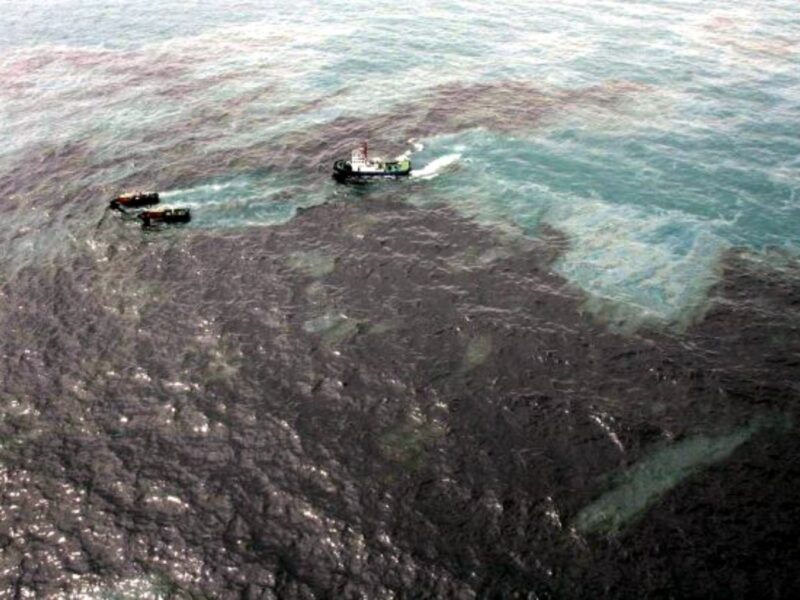 Venezuela despliega más voluntarios para contener derrame de crudo desde Trinidad y Tobago