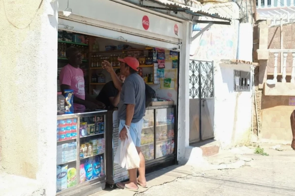 Comercios de bienes básicos en La Guaira mantienen operaciones tras los terremotos