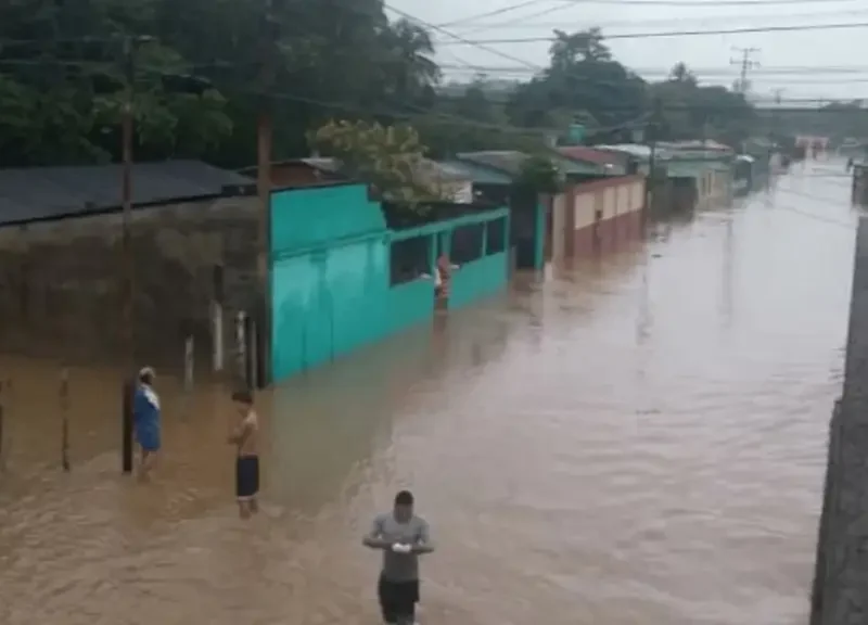 Lluvias causan inundaciones, colapsos viales y evacuaciones en varios estados del país