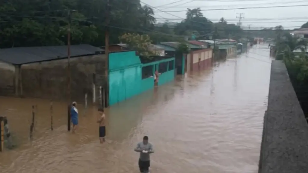 Lluvias causan inundaciones, colapsos viales y evacuaciones en varios estados del país
