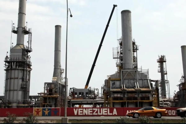 Reuters: Refinerías presionan a comercializadoras para obtener una mayor porción del petróleo venezolano