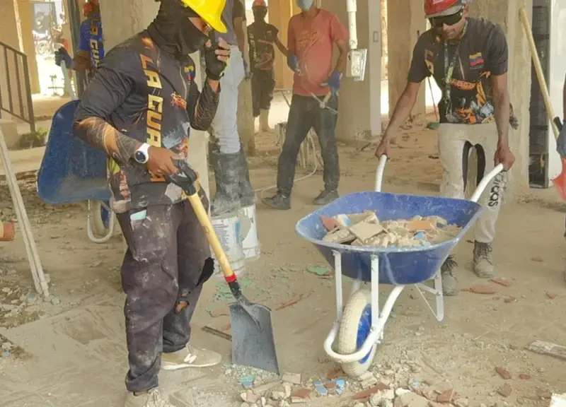 ces Comienza la reconstrucción de edificios en La Guaira: así van los trabajos en Maiquetía
