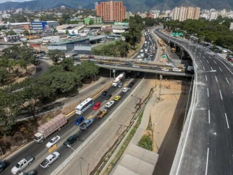 Reabierto el paso en la autopista Valle – Coche de Caracas tras colapso por lluvias