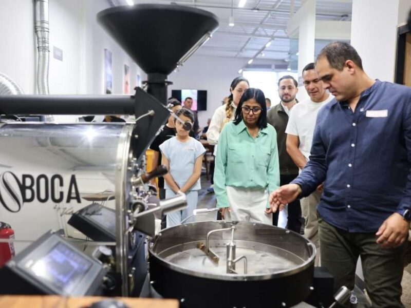 Delcy Rodríguez visita un emprendimiento en Caracas para potenciar la producción de café venezolano
