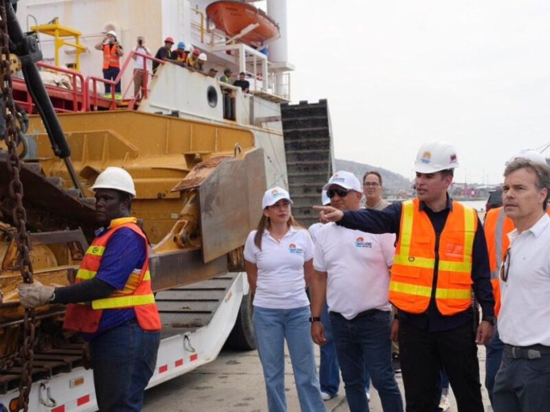 EEUU entregó a Venezuela maquinaria pesada para remover escombros en La Guaira