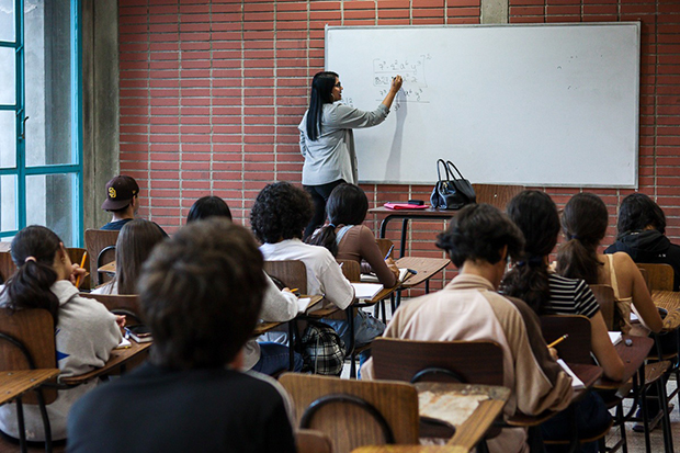 La universidad debe formar profesionales con criterio y visión a largo plazo